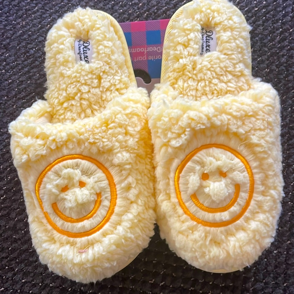 Girls size 4/5 slippers NWT $12